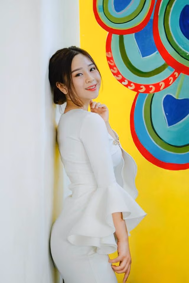 Sức hút của hot girl múa côn xinh đẹp này vẫn chưa có lúc nào hạ nhiệt và trang cá nhân của Trần Hậu giờ đã có hơn 50.000 lượt người yêu thích và hàng nghìn lượt xin kết bạn làm quen.
