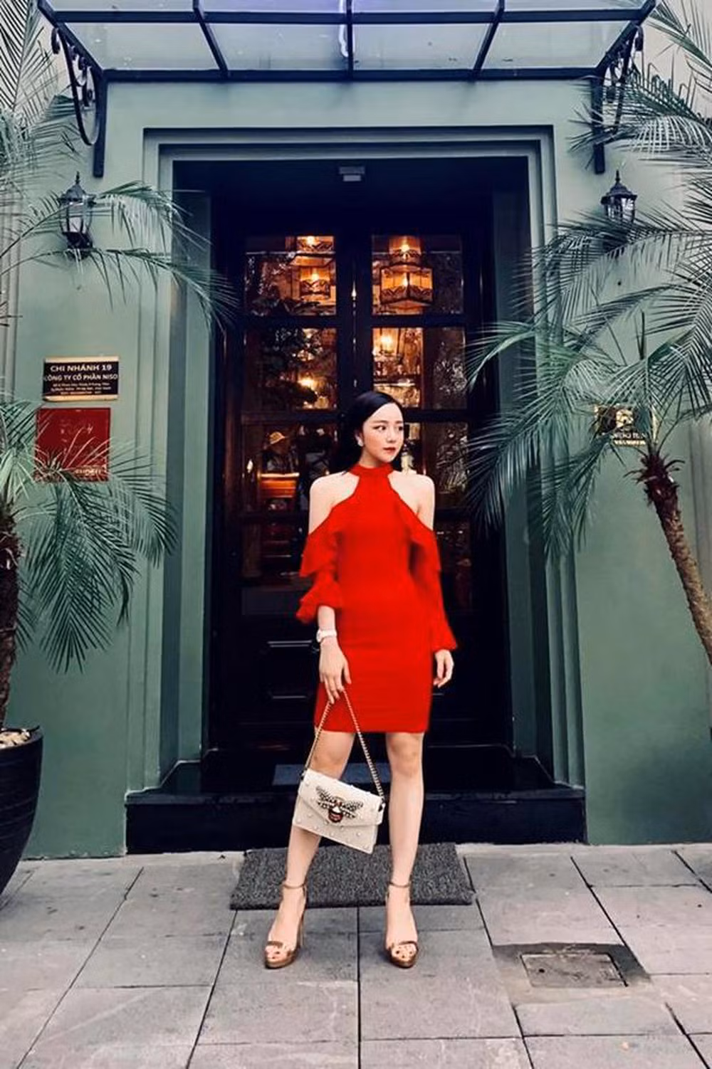 Không sở hữu chiều cao quá nổi bật nhưng Nhã Tiên lại có khuôn mặt baby cùng vóc dáng cực kì nóng bỏng nhờ chăm chỉ luyện tập. Tuy còn khá trẻ nhưng cô nàng hot girl 9X này lại có gu ăn mặc táo bạo khiến nhiều người bất ngờ. Ngoài đời thường, người đẹp gốc Hưng Yên ăn mặc khá gợi cảm sexy.