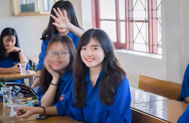 Nữ sinh lớp chuyên Anh của trường THPT chuyên ĐH Vinh cũng khẳng định con gái trong lớp rất đoàn kết, chứ không như người ta vẫn nghĩ đông con gái thì thường xảy ra xích mích.