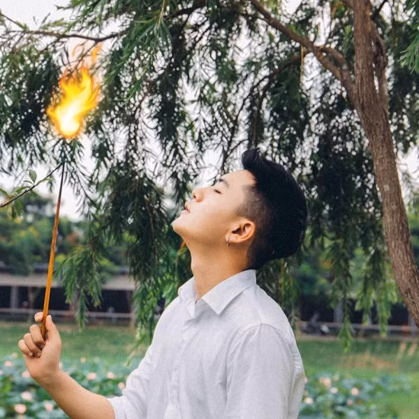 Ngoài việc học tập, Hoàng còn được nhiều người biết đến với vai trò là mẫu ảnh cho một vài cửa hàng thời trang tại Hà Nội.