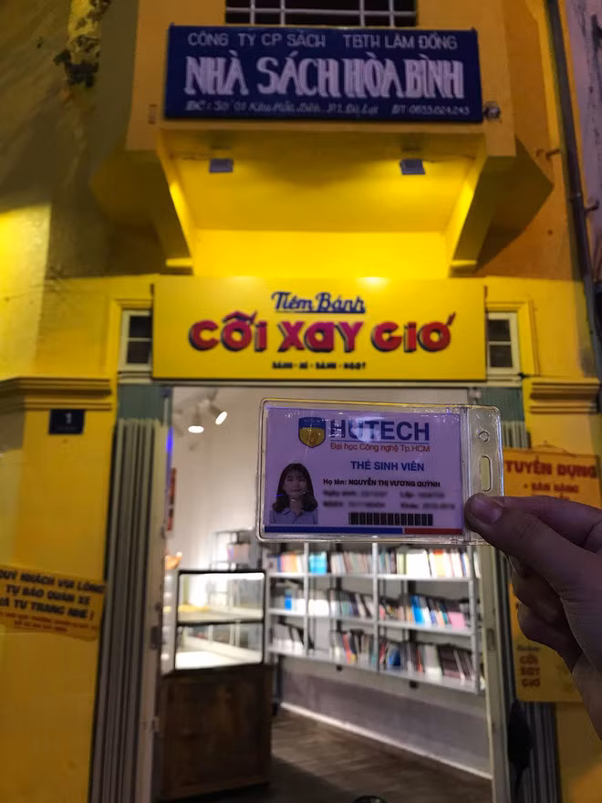 Trong bộ ảnh của mình, Vương Quỳnh đều dừng lại và đưa chiếc thẻ sinh viên lên để check-in khi đi qua những địa điểm nổi tiếng hay thú vị.