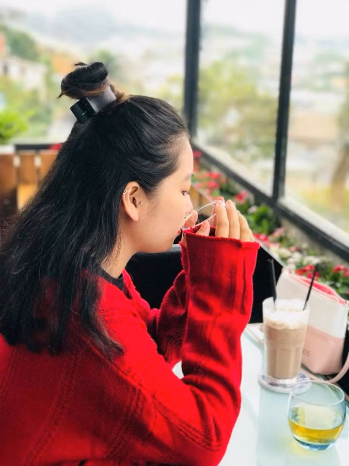 Chỉ đơn thuần là 1 chiếc thẻ sinh viên nhưng với sức sáng tạo của mình, Vương Quỳnh đã biến nó thành người bạn đồng hành cực chất của mình trong hành trình 3 ngày từ Sài Gòn tới Đà Lạt. Ảnh sử dụng trong bài: FBNV.