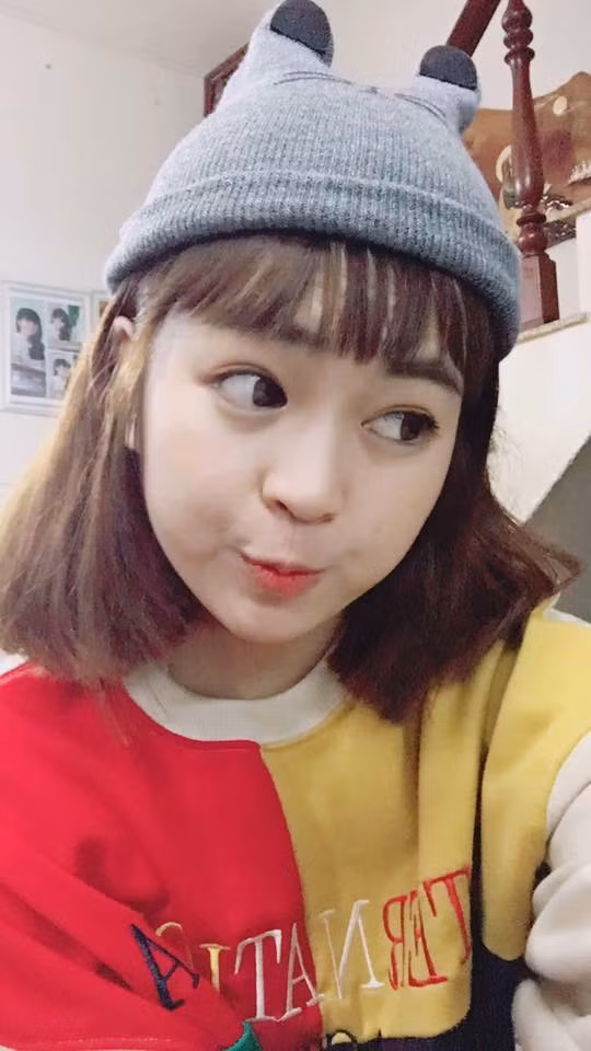 Mặc dù khá yêu quái trong tính cách nhưng 9X Gia Lai này có một tật khá xấu khó chữa đó là thói quen ngủ mơ và nghiến răng. Còn lúc ăn thì mất tập trung, khi ăn thường đùa giỡn nên ăn rất lâu.