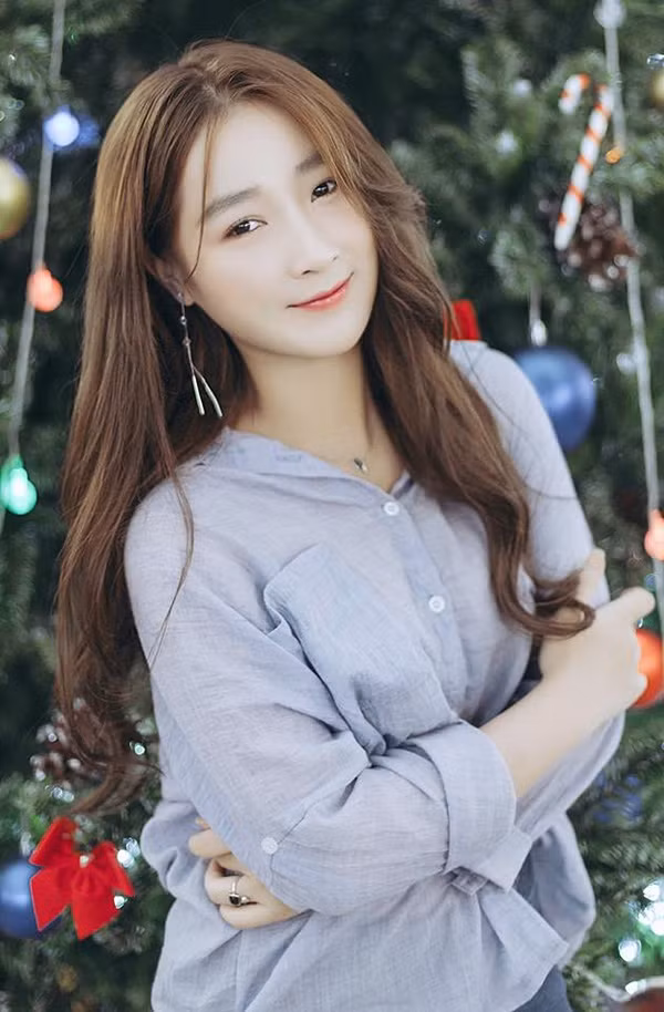 Sở hữu thân hình khá nhỏ nhắn nhưng Tường Vi lại nhận được sự quan tâm của giới trẻ. Hiện tại, trang cá nhân của cô nàng đang có tới gần 670.000 người theo dõi. Ảnh sử dụng trong bài: FBNV.