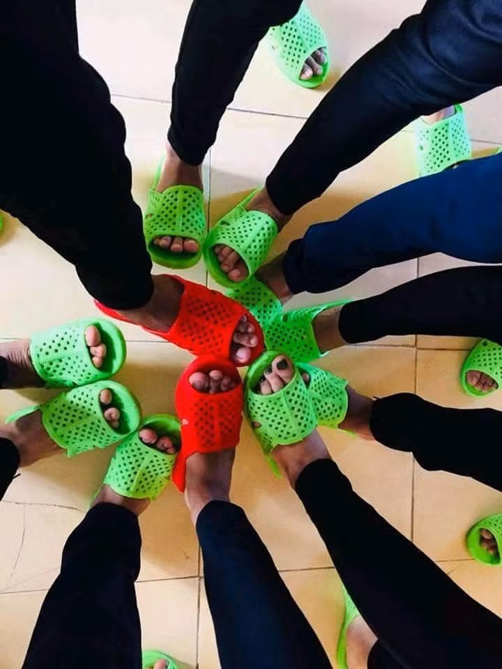 Những đôi dép đồng phục cực chất được dân mạng chia sẻ rộng rãi và còn tag bạn bè trong lớp để cùng nhau mua.