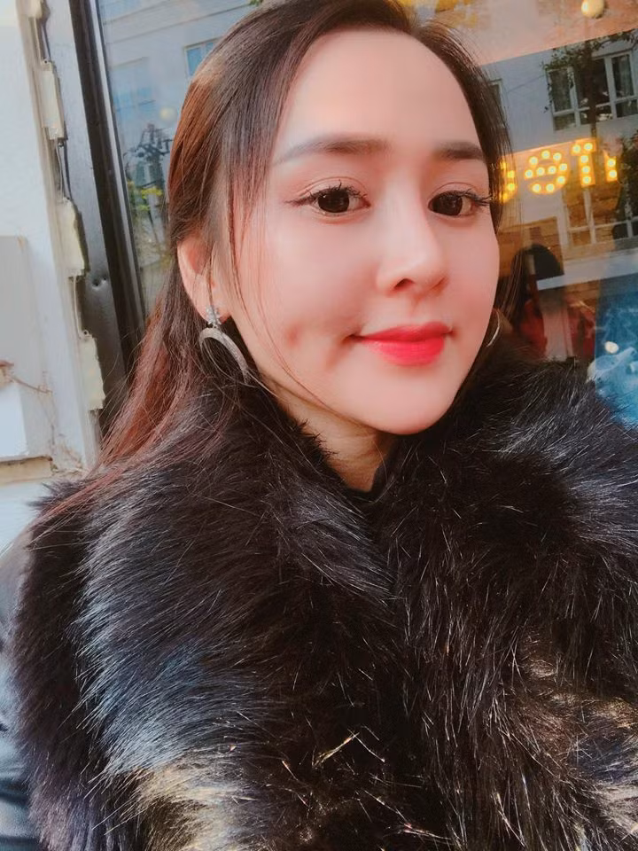 Mới đây, một chàng trai đã đăng tải clip về nữ nhân viên trong quán trà sữa kèm theo dòng chia sẻ: "Đẹp trai không bằng chai mặt. Một tuần mà vẫn chưa đâu vào đâu, chỉ mới xin được link Facebook". Cụ thể trong clip ghi lại loạt khoảnh khắc chàng trai trẻ dùng những lời "có cánh" vừa hài hước vừa có duyên để "cửa đổ" người đẹp.
