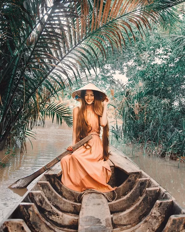 Vừa qua, trên trang cá nhân của mình, hot girl 9X này khiến nhiều người hâm mộ bất ngờ khi đăng ảnh check-in Việt Nam với dòng chú thích: "Cuối cùng tôi cũng trở về quê hương của cha rồi và không thể đợi để khoe với mọi người. Sarah đã về Việt Nam rồi".