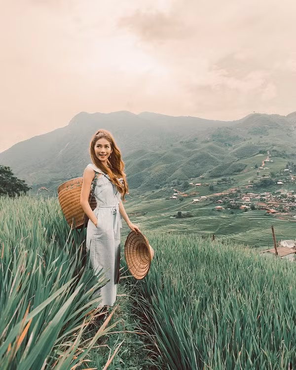 Cụ thể trong chia sẻ mới đây, Sarah Trần cho biết: "Chuyến đi đưa tôi đến vô vàn cảm xúc. Những cánh đồng lúa thật tươi đẹp và cả những người nông dân lao động ở đó. Họ làm cho tôi nhận ra rằng mình chưa bao giờ thực sự làm việc chăm chỉ cả".