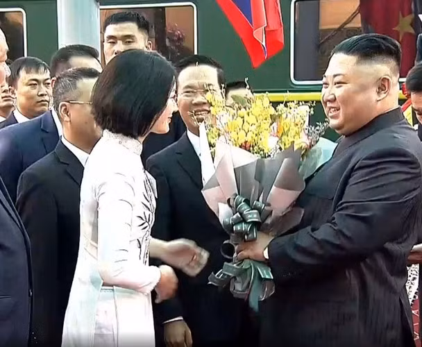 Nguyễn Thu Uyên, sinh ngày 24/12/1994, hiện đang học năm nhất, chuyên ngành tiếng Trung tại Trường Cao đẳng Sư phạm Lạng Sơn là người vừa qua đã được tặng hoa Chủ tịch CHDCND Triều Tiên - Kim Jong-un khi ông tới Việt Nam.