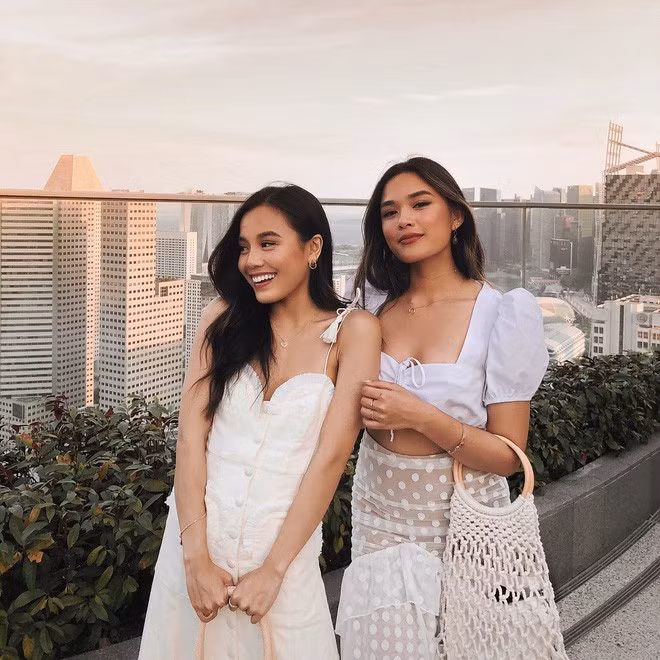 Vào năm 21 tuổi, Alexandra đã chuyển đến Sydney, Australia để theo học chuyên ngành Kinh doanh quốc tế và Luật quốc tế ở một trường Đại học tại đây. 2 năm sau đó, Tsutsumi cũng chuyển tới và đây là lúc hai chị em cùng bắt tay thực hiện mơ ước chung của cả hai.