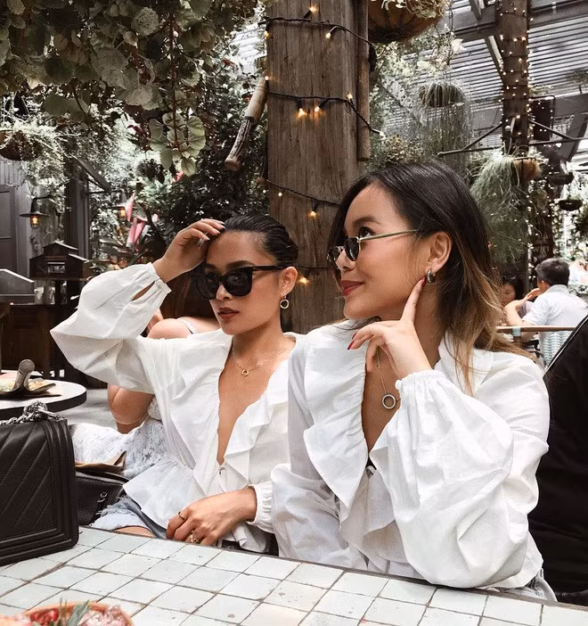 Dù còn rất trẻ như Alexandra đã có cơ hội làm việc cũng như hợp tác với rất nhiều tập đoàn về thời trang, mỹ phẩm nổi tiếng thế giới như L’Oréal Group, Estee Lauder Companies, Schwarzkopf hay Pandora.