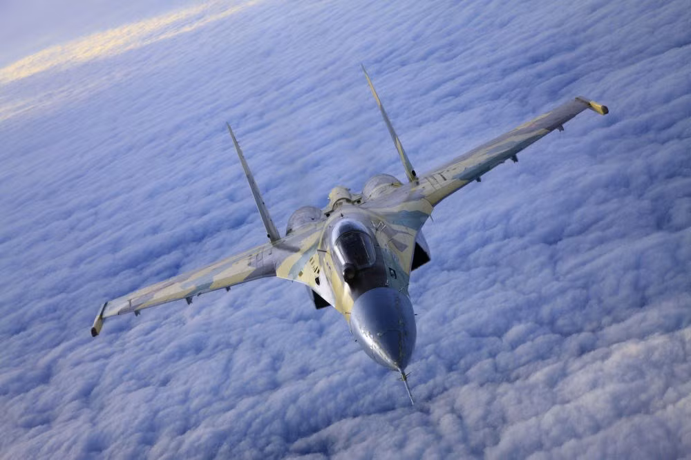 Máy bay Sukhoi Su-35 thế hệ 4++ là máy bay 1 chỗ ngồi, 2 động cơ phản lực và có khả năng đa dụng. Su-35 được ưa chuộng hơn so với những máy bay thế hệ thứ 5 đang được phát triển như F-35 của Mỹ, J-20 của Trung Quốc và Sukhoi PAK-FA. (Nguồn: Sputniknews).