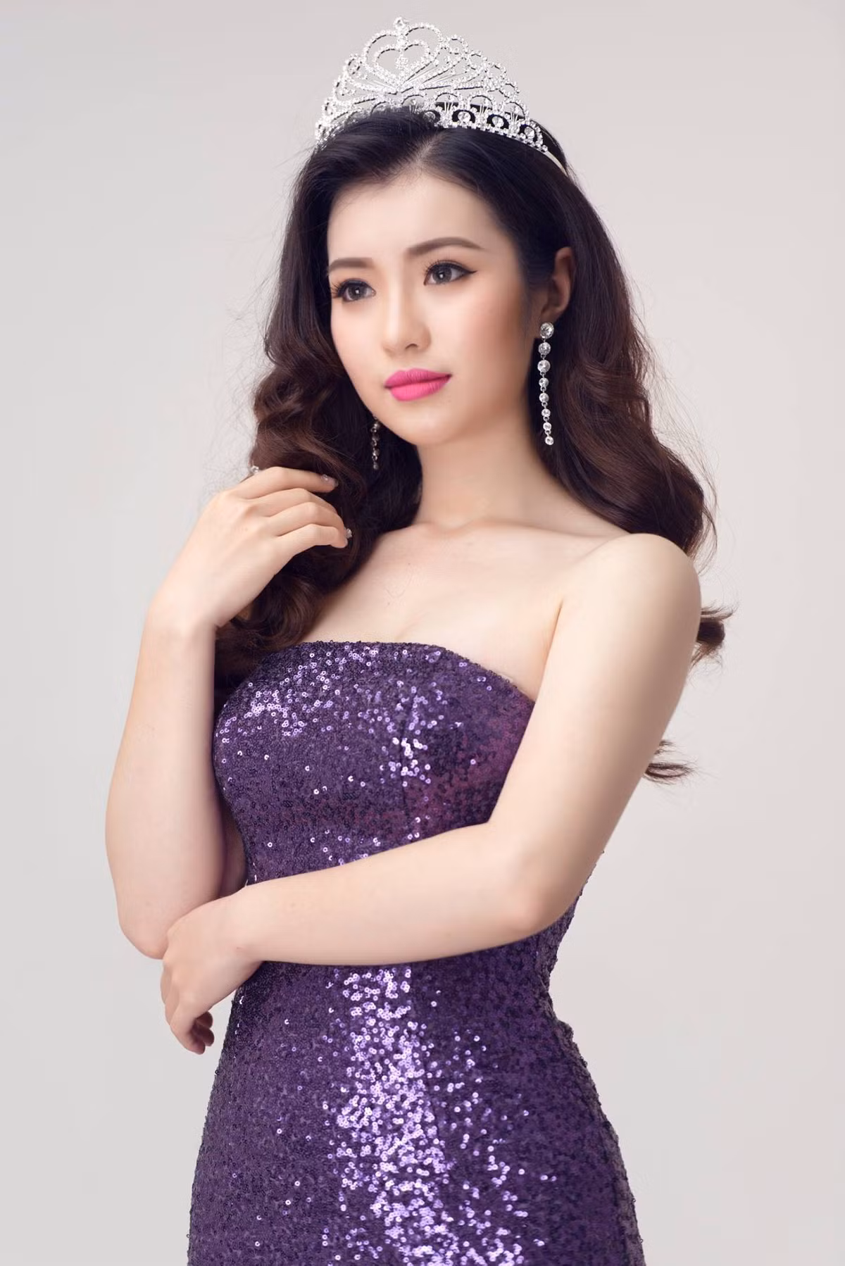 Soi vào trang cá nhân của Khánh Linh, ngoài những bộ đầm sang trọng hay áo dài nhẹ nhàng, nữ sinh viên Học viện Ngoại giao cũng chia sẻ khá nhiều bức ảnh gợi cảm khiến không ít chàng trai phải mê đắm.