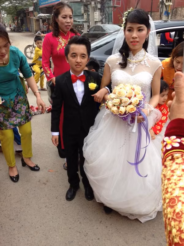 Được biết, chú rể tên Dũng sinh năm 1994 tại Hà Nội và cao 1m10. Còn cô dâu tên Bảo Bảo sinh năm 1995.