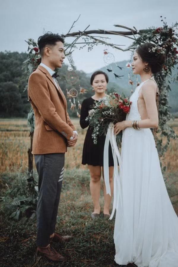 Hôn lễ diễn ra chỉ sự góp mặt của duy nhất người chứng hôn và cũng là người chịu trách nhiệm lên kế hoạch, đôn đốc thực hiện trong suốt quá trình diễn ra buổi lễ. Ảnh trong bài: Junebug.