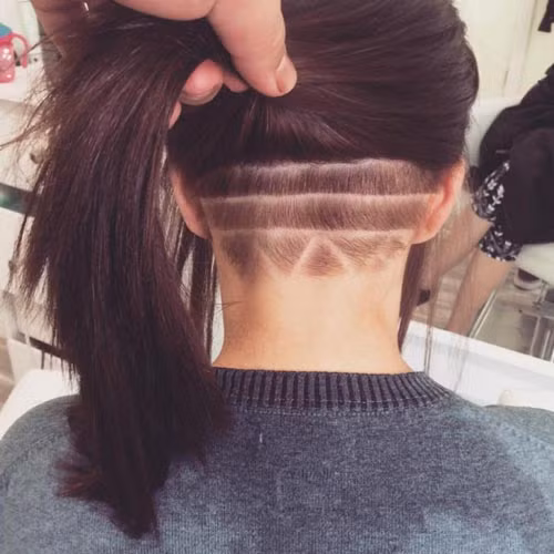 Kiểu tóc undercut vốn dĩ đã tạo nên cơn lốc với các bạn nam trong thời gian qua. Phong cách tóc này đã được biến thể đi rất nhiều và mới đây, nó đã cuốn phăng cả các bạn nữ với một cạo tóc gáy họa tiết vô cùng cá tính.