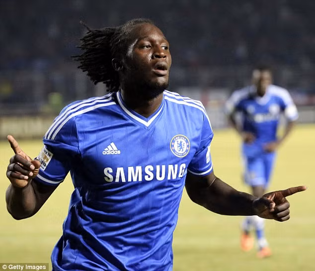 Khi Chelsea mua Lukaku về, hầu như người hâm mộ nào cũng nhận ra tài năng và gọi anh là “Drogba đệ nhị” từ HLV trưởng Mourinho. Chính vì vậy, tiền đạo người Bỉ này không được trọng dụng và chỉ xuất hiện đúng 122 phút tại The Blues trước khi tìm đường "trốn" sang Everton và trở thành một tay săn bàn đáng sợ với 25 pha lập công mùa giải qua. Ảnh: Getty Images