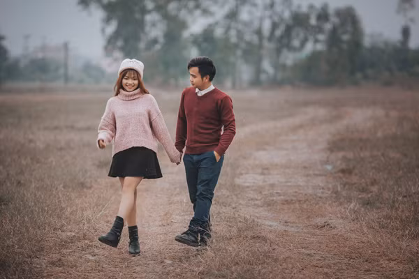 Bên cạnh đó, Ngọc Anh cũng cho biết thêm rằng những bức ảnh kỷ niệm được chụp hoàn toàn bình thường. Do hai người có chiều cao ngang ngửa, nên anh muốn tạo điểm nhấn thì phải dùng chiếc ghế gỗ.