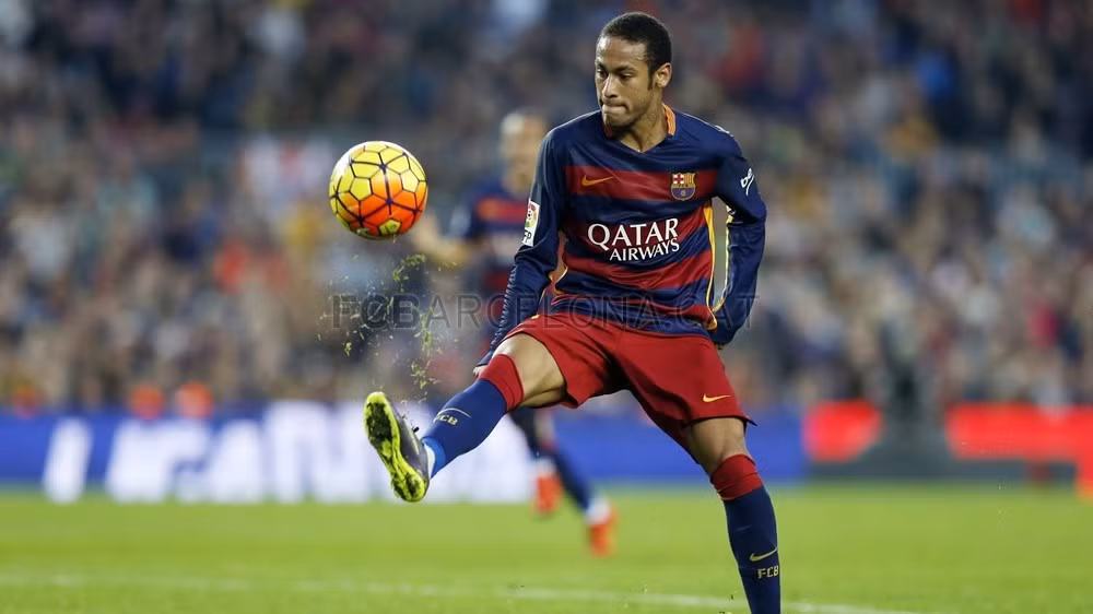 Thêm một điều khoản lạ lùng nữa được Barca áp dụng trong lịch sử bóng đá đó là điều khoản với siêu sao người Brazil - Neymar Jr. Tuyển thủ 24 tuổi này hoàn tất thương vụ chuyển nhượng nhiều bí ẩn từ Santos tới Barcelona năm 2013.