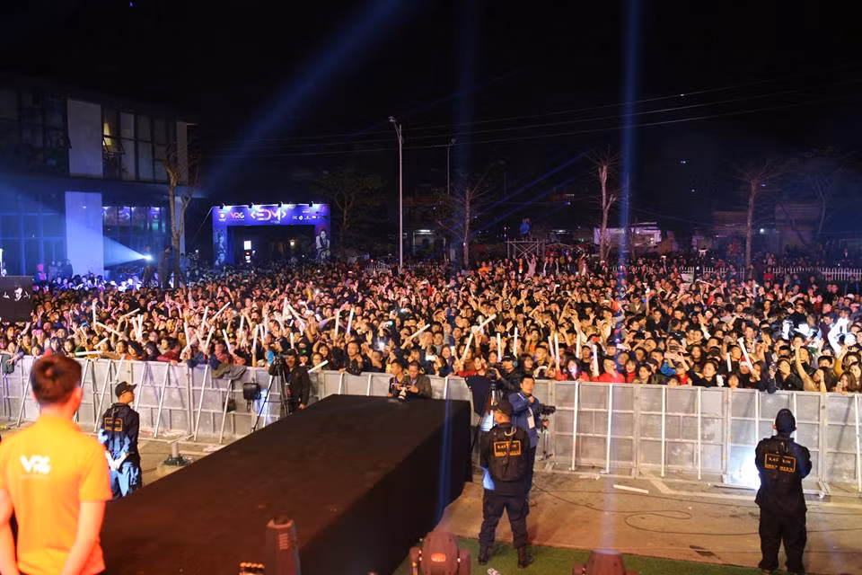 Được biết, trước khi sự kiện Countdown đón năm mới được tổ chức, giới trẻ Nghệ An đã được hòa mình vào không khí âm nhạc điện tử (EDM) sôi động với chương trình chào đón Giáng sinh vô cùng hoành tráng do công ty sự kiện VRC tổ chức.