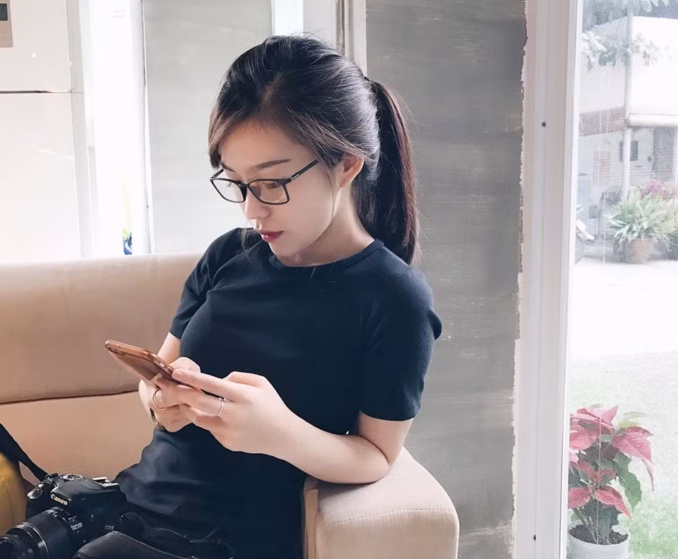 Gạt qua chuyện kinh doanh, nhiều người cũng nhắc đến Nguyễn Châu Mỹ Mỹ bằng nhan sắc mà cô nàng này đang sở hữu. Với gương mặt đẹp với những đường nét thanh tú và làn da trắng sáng, 9X Sài thành dễ dàng trở thành "cục vàng" trong mắt nhiều anh em.
