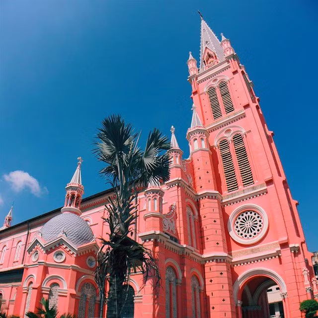 Nhà thờ Tân Định hay còn có tên chính thức là nhà thờ Thánh Tâm Chúa Giêsu vừa qua đã trở thành điểm đến cực hot được giới trẻ Sài Thành ghi nhớ trong danh sách những điểm check-in thần thánh của mình. Ảnh: joo8309