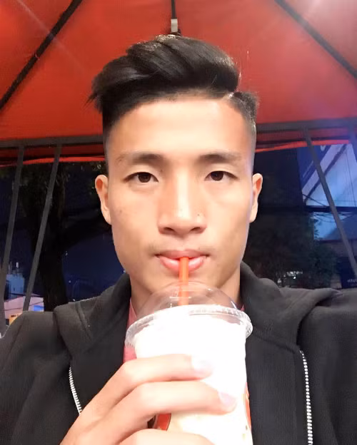 Trung vệ U23 Việt Nam - Bùi Tiến Dũng được biết đến là người dũng mãnh trên sân cỏ. Thế nhưng ngoài đời, ít ai biết rằng anh chàng này có sở thích ăn uống khá bình dân với món sở trường là bún đậu mắm tôm.