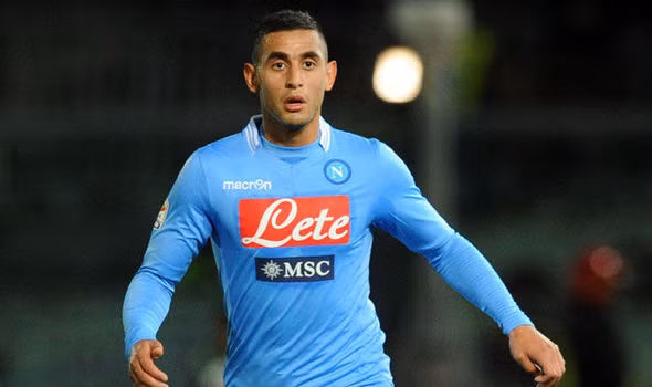 Man City đại chiến Arsenal vụ sao Napoli: Trang Tuttomercatoweb đưa tin, Man City đã gia nhập cuộc đua giành chữ ký của hậu vệ Faouzi Ghoulam của Napoli. Arsenal trước đó đã tiếp cận cầu thủ này và đưa ra mức giá chuyển nhượng là 11,3 triệu bảng nhưng đã bị từ chối. Để đạt được mục đích của mình, Man xanh sẽ phải chi ít nhất 15 triệu bảng. Ảnh: The Sun
