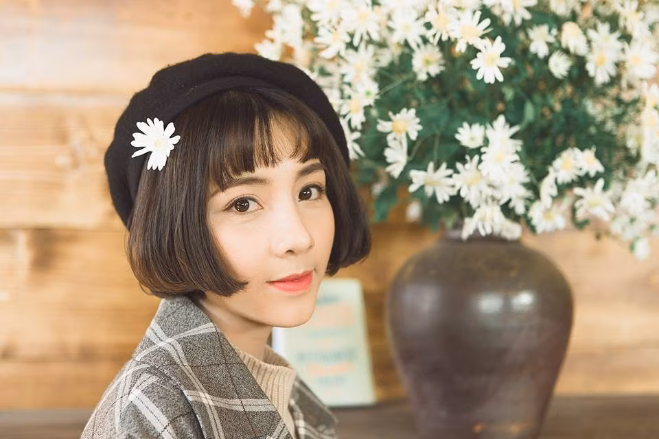 Bắt đầu bằng việc bóc hàm, cắt lợi và Kim Phượng đã dần dần thay đổi khuôn mặt từng bị ví như đười ươi giờ đã thanh thoát và ưa nhìn hơn nhiều.