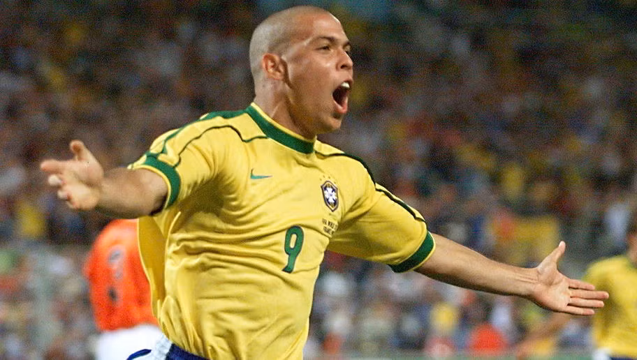 Chắc chắn, chính Ronaldo sẽ tự điền tên mình vào vị trí tiền đạo cắm trong đội hình trong mơ. Ảnh: FATV.