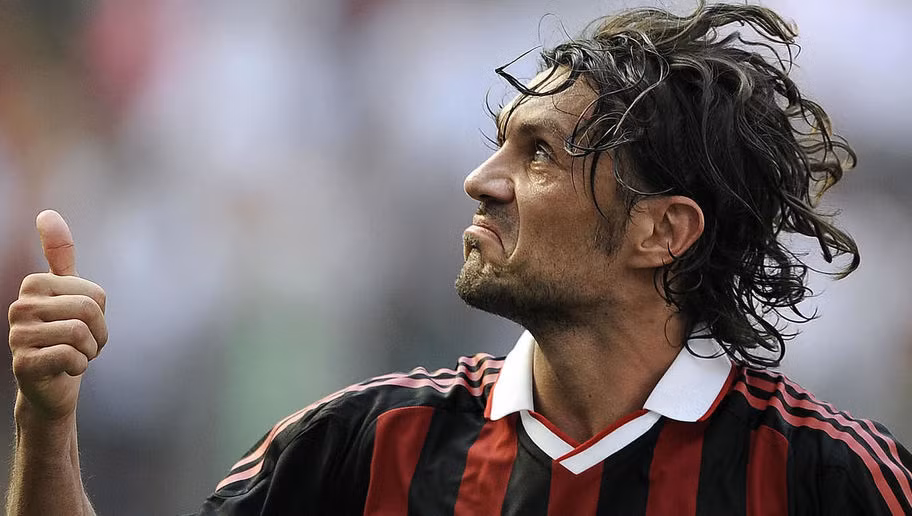 Ở vị trí trung vệ, trong "Dream team" của Ronaldo đó là huyền thoại bóng đá Italia - Paolo Maldini. Chắc chắn trong từng pha bóng đã làm nên thương hiệu của cầu thủ này.