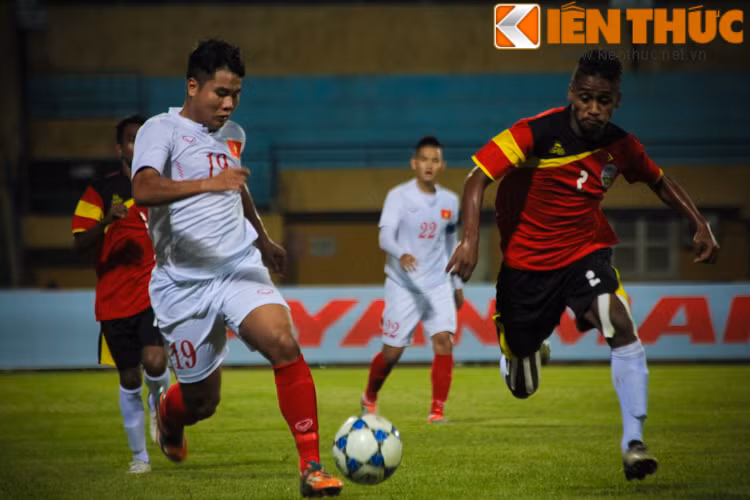Bước vào trận đấu, HLV Hoàng Anh Tuấn của U19 Việt Nam đã có nhiều sự thay đổi nhân sự so với trận đấu đầu tiên gặp các cầu thủ U19 Singapore. Ông đã để một số con át chủ bài như Trọng Hóa, Đức Chinh hay Lâm Thuận ở ngoài và thay vào đó là những cái tên như Tiến Anh và Tiến Linh.