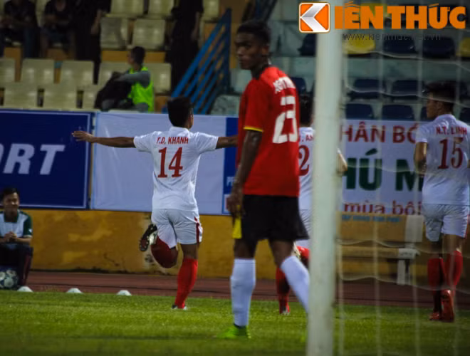 Được chơi với một đối thủ kém hơn mình rất nhiều, các cầu thủ U19 Việt Nam chỉ mất có 11 phút để có bàn thắng mở tỷ số. Sau pha dàn xếp đá phạt góc, bóng tới chân của Minh Dĩ và cầu thủ mang áo số 11 này đã có pha tạt bóng chính xác để đồng đội Trần Duy Khánh băng vào đánh đầu hạ gục thủ thành Pereira của U19 Đông Timor.