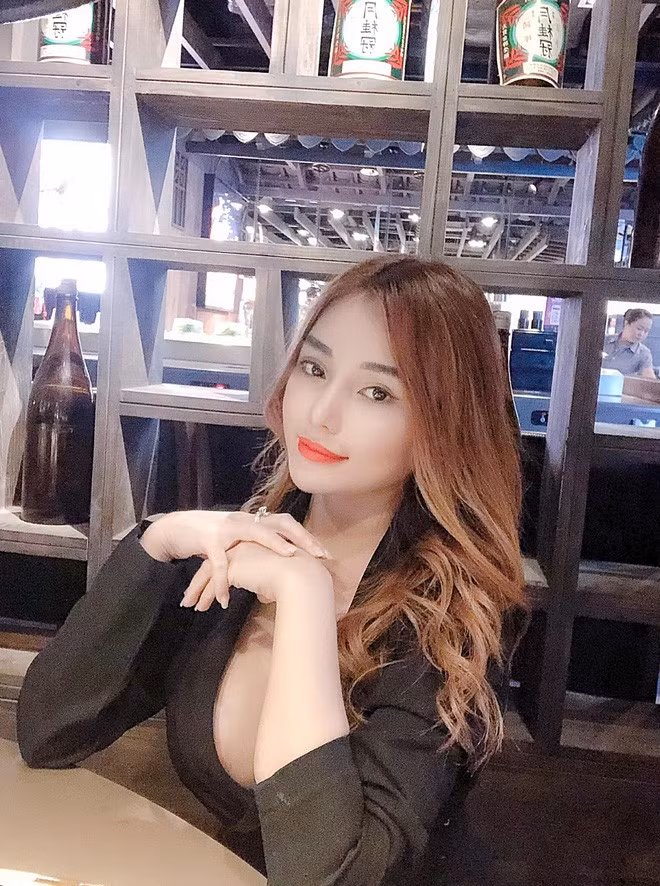Cái tên Mon 2K từ lâu đã toàn xuất hiện với những từ khoá như "chiêu trò", "thị phi", "khoe ngực khủng", "hám fame". Cách đây khoảng 3 năm, Mon 2K cùng với Ngân 98 đã tạo thành cặp bài trùng gây bão mạng xã hội bởi những phát ngôn gây sốc và những tấm hình khoe thân phản cảm.