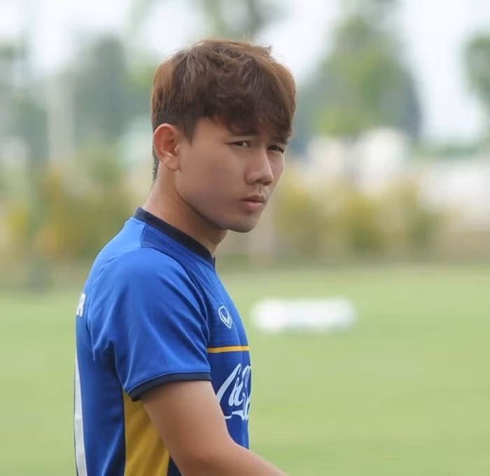 Cầu thủ Minh Vương người vừa mang đến cho NHM Việt Nam niềm vui khi ghi siêu phẩm sút phạt vào lưới Hàn Quốc.