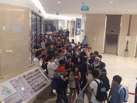 Cụ thể, sau một đêm thức trắng trước Bitexco (TP HCM), khoảng 150 tín đồ mê giày đã sở hữu Yeezy 500 Blush. Trong khi đó, hàng trăm bạn trẻ đành ra về, ngậm ngùi tiếc nuối vì bỏ lỡ siêu phẩm.