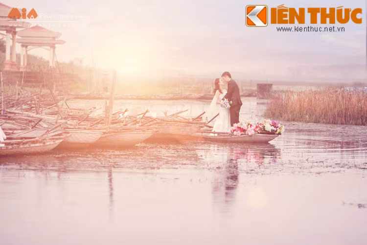 Mặc dù không thích chụp ảnh, Công vẫn dành tặng Mai món quà cưới là một bộ ảnh siêu lãng mạn được thực hiện tại ngoại cảnh Hà Nội, Ninh Bình và dưới nước.
