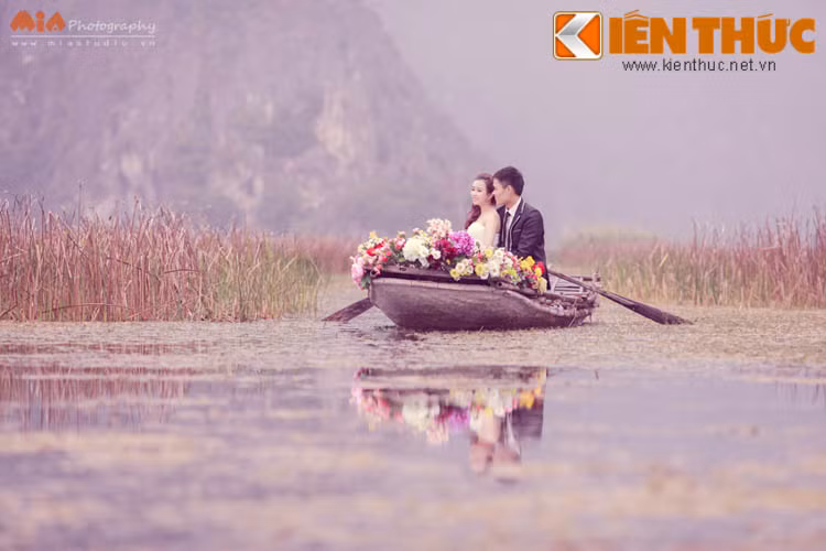 Nhưng với tính trẻ con, chỉ vài ngày sau Mai lại yêu cầu: “mình trở về làm anh em hàng xóm anh nhé!”. Quãng thời gian chờ đợi tiếp theo của Công là 7 năm đằng đẵng, chịu thương chịu khó đưa đón “người thương” đi học những ngày cuối cấp 3 và những năm đại học. 