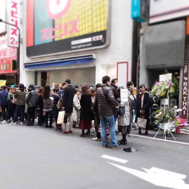 Cũng theo thông tin từ trang fanpage Pho Thin TOKYO, cửa hàng Phở Thìn này mới được khai trương vào ngày 9/3/2019 đã thu hút rất nhiều lượt khách.