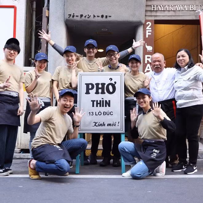 Mới đây nhất, một số hình ảnh về quán Phở Thìn ở Nhật Bản đã gây xôn xao cộng đồng mạng khi có lượng khách xếp hàng rất dài.