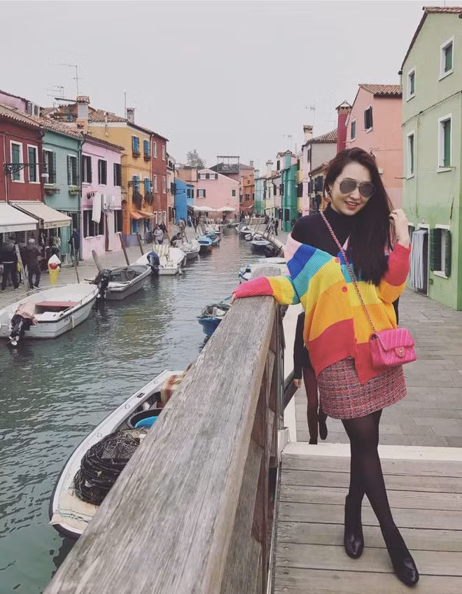 Cứ nghĩ hot girl Đăng Thư sẽ tận dụng lợi thế ngoại hình và sự nổi tiếng để dấn thân vào showbiz, nhưng cô lại chọn cách lui về làm người phụ nữ của gia đình. Năm 2014, hot girl Sài thành này đột ngột lên xe hoa, sau đó gần như biến mất khỏi mọi trào lưu của giới trẻ.