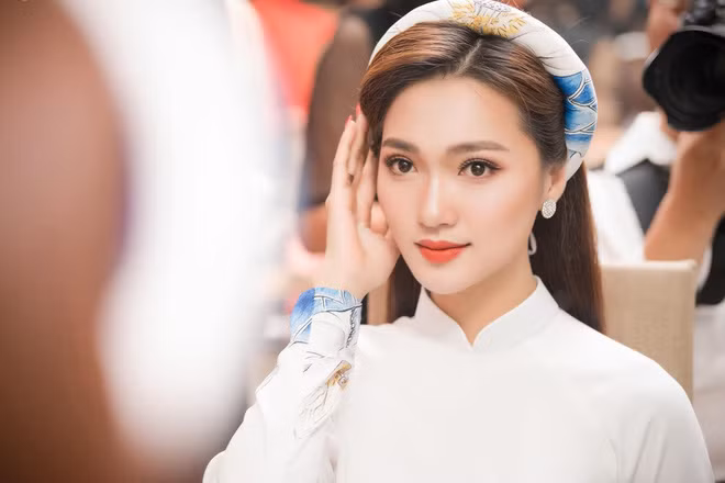 Cụ thể Ngọc Nữ cho biết: "Nếu giữa tôi và Đức thật sự có tình cảm thì sẽ chẳng có gì để phàn nàn. Nhưng thật sự là cái danh xưng bạn gái tin đồn nghe rất không hay, nó khiến tôi có cảm giác mình có tiếng mà không có miếng. Hơn nữa, danh xưng này khiến tôi bị ảnh hưởng khá nhiều. Khi sự thân thiết giữa tôi và Văn Đức bỗng dưng được chú ý, tôi đã phải trải qua 1 quãng thời gian khá là căng thẳng vì những chỉ trích, đồn đoán từ phía NHM.
