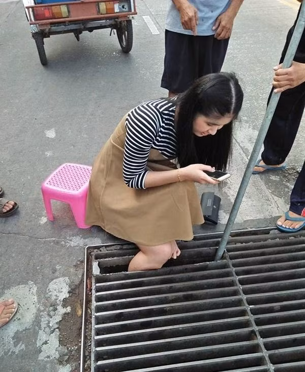 Sự việc cô gái bị thụt chân xuống cống xảy ra trên một con đường ở Thủ đô Bangkok - Thái Lan. Do vừa băng qua đường vừa mải nhìn điện thoại nên cô gái đã bất cẩn bước vào phần khe hở trên nắp cống và lọt chân xuống đó.