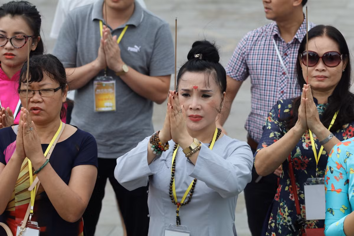 NSND Lan Hương thành kính dâng hương tưởng nhớ các anh hùng - liệt sĩ - đồng bào đã tử nạn trong cuộc chiến máu lửa giành lại độc lập cho vùng đất Quảng Trị năm 1972 trên bờ sông Thạch Hãn.