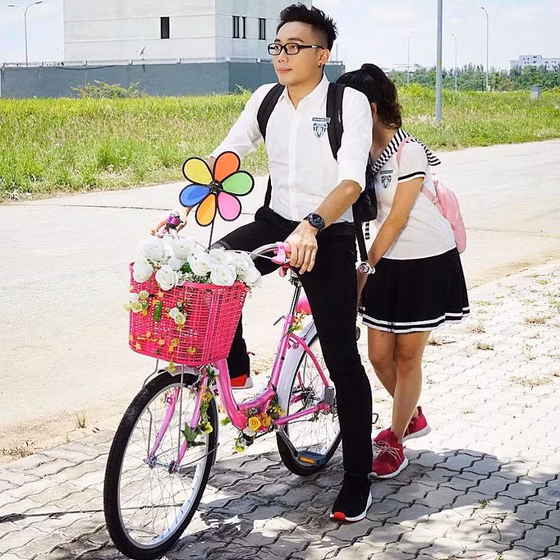 Diễn xuất đã hay, Ginô Tống lại còn chinh phục các vị khán giả khó tính bằng khả năng hát và sáng tác. Chính anh là người đã viết lời và thể hiện ca khúc chính của bộ Phim Cấp 3 – Phần 2 với tên “Trở Về Trường”.