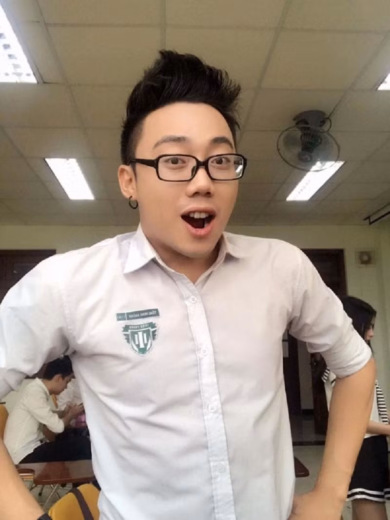 Tuy nhiên, vì muốn bố mẹ anh vui lòng cho nên Ginô Tống tạm gác đam mê sang ở 1 bên và đã cố gắng học ngành quản trị kinh doanh. Nhưng máu nghệ thuật vẫn cháy mãi trong người chàng trai 9X Sài Gòn này và sau khi ra trường anh đã quyết định theo đuổi đam mê mà mình đã ao ước từ rất lâu .