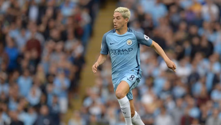 Thi đấu mờ nhạt và bị BHL Man City đẩy sang Sevilla theo dạng cho mượn, Samir Nasri đã quyết thay đổi màu tóc để đổi vận của mình.