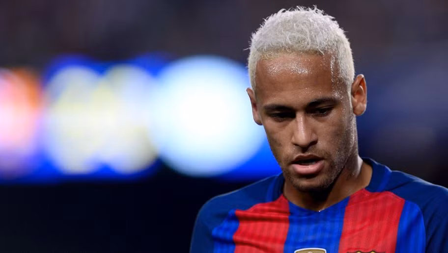 Sau kỳ Olympic thành công cùng với ĐT Brazil, Neymar đã quyết tâm đổi sang màu tóc bạch kim để phù hợp với thời thượng.