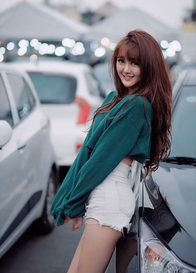 Nếu để ý trên trang cá nhân của cô hot girl Sài thành này, nhiều người nhận ra rằng Bảo Quỳnh luôn biết cách khoe khéo 3 vòng "hoàn hảo" của mình bằng những trang phục bó sát nhưng vẫn trẻ trung, năng động.