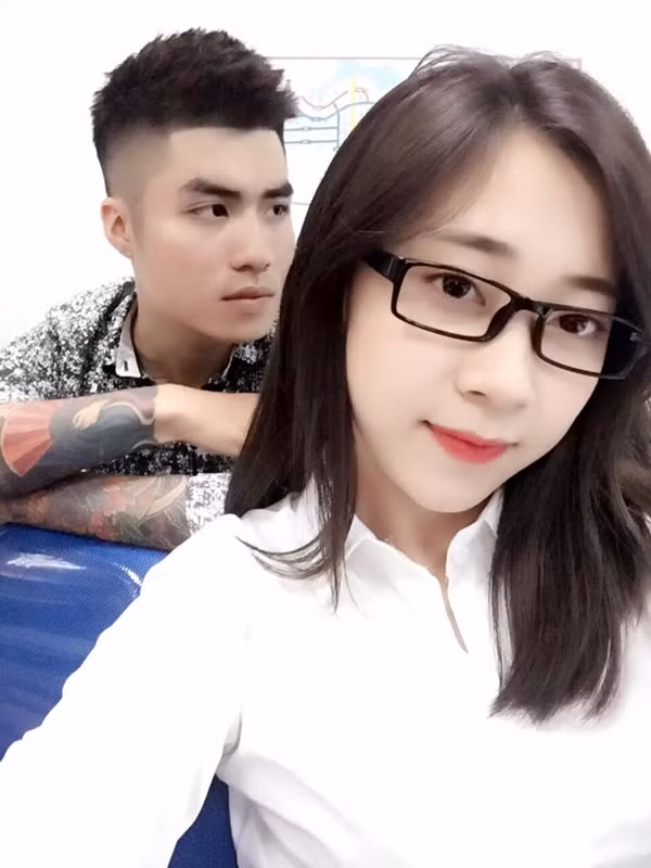 Chủ nhân của clip nóng bị rò rỉ cách đây 1 năm có tên N.K.L hiện đang sinh sống và học tập tại Hà Nội. Đoạn clip ghi lại cảnh đôi nam nữ vui vẻ trong nhà nghỉ được dân mạng chia sẻ rầm rộ.